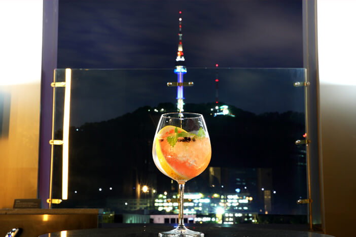 Nikmati Sejuknya Malam Musim Gugur dengan Mengunjungi Rooftop Bar di Seoul