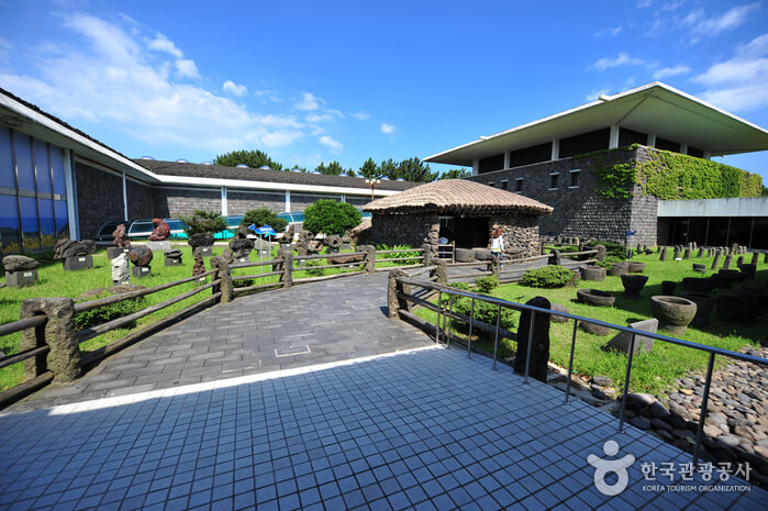 Museum Cerita Rakyat & Sejarah Alam Jeju (제주도민속자연사박물관)