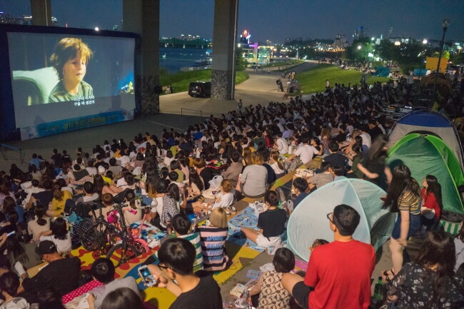 Nikmati Movie Night di Tepi Sungai Hangang