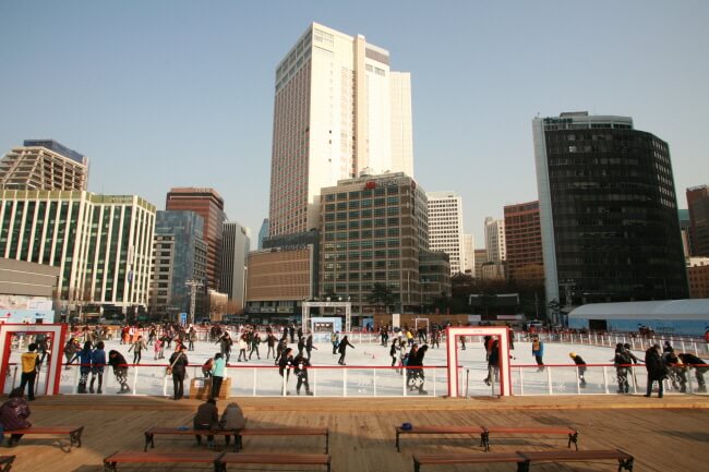 Hangatkan Musim Dinginmu dengan Meluncur di Arena Ice Skating Plaza Seoul!