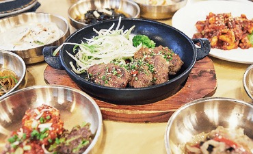 Meja Korea d’hote dengan Nasi Icheon