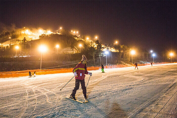 Photo_Menikmati permainan ski di malam hari
