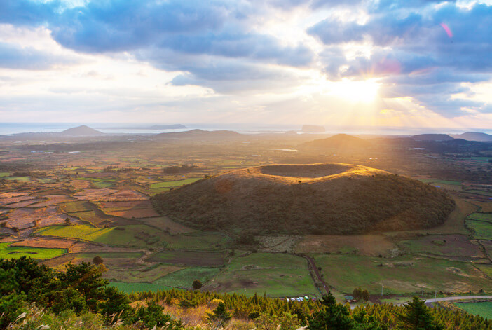 Photo_Matahari terbit di Kerucut Gunung Berapi Akkeundarangswioreum