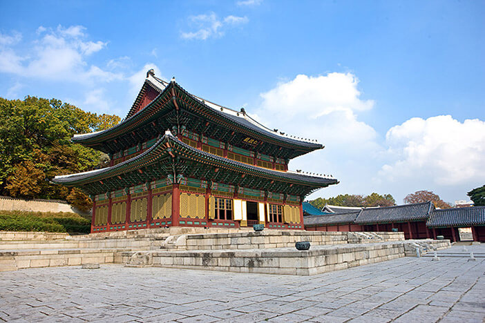 Photo_Aula Injeongjeon Istana Changdeokgung (atas), Pavilion Aeryeonjeon (kiri), dan Pavilion Gwallamjeon (kanan)